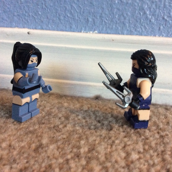 Custom Lego Mortal Kombat Kitana Minifigure - Picture 5 of 6